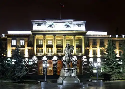 Ночью, на фоне здания штаба ЦВО