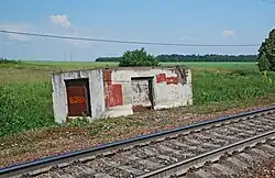 Служебная постройка железной дороги около восточного края платформы