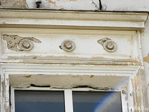 Элементы декора на фасаде здания