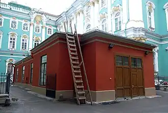 Эрмитажный гараж. Вид из Западины Чёрного проезда Зимнего дворца.