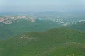 Гора Юки-Тепе (передний план) и северная часть Чатыр-Дага (задний план).