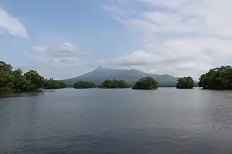 Вид на север из юго-западной части озера Онума в августе 2010 года