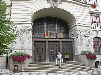 Порог со скульптурными группами по бокам Станислава Сухарды