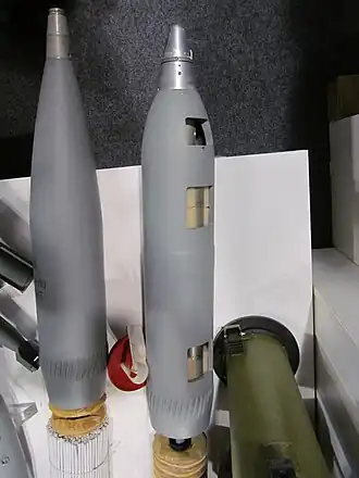 ОФ выстрел 3ВОФ110 (слева) и кассетный выстрел 3ВО32 (справа)