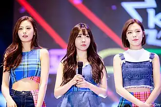 Orange Caramel в августе 2015 года. Слева направо: Нана, Рэйна и Лиззи
