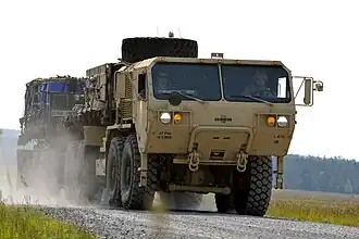 Солдаты 18-го бпбо везут груз на грузовике HEMTT M977 Cargo с учений. 13 июня 2013