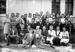 Источник Вставить 1948 год. Ученики перед школой в селе Ивановском. Бывший дом Карла Шольца. Альтернативный текст