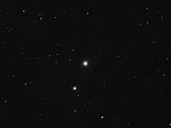 19 Дракона в видимом диапазоне. Звезда находится в центре фотографии. Несколько ниже и левее звезда 20 Дракона, которая является звездой заднего фона, поскольку расположена на расстоянии ~300 св. лет