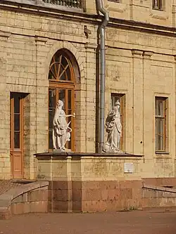 Статуи «Благоразумие» Морлайтера и «Бдительность» Маркиори у парадного подъезда Большого Гатчинского дворца