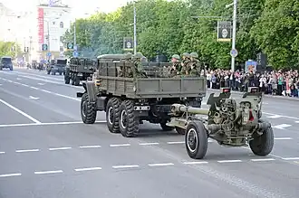 Положение Д-30А при буксировке. Репетиция парада НМ ДНР в Донецке.