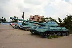 Площадка военной техники у подножия мемориала