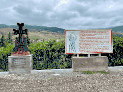 Мемориальная доска и хачкар