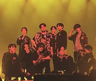 Treasure в апреле 2023 года. Слева направо сверху: Доëн, Хëнсок, Джехëк, Джихун, Ëси, Пак Чону, Чонхван, Харуто, Асахи и Джункю.