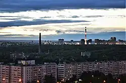 Парк «Горкинско-Ометьевский лес» в вечерних сумерках: вид со стороны Горок (июнь 2017)