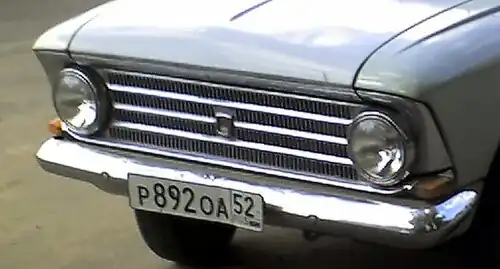 МЗМА, АЗЛК, М-408 и −412 до 1969 года (двухфарная), а также Иж, М-408 — до 1967 года, М-412 — до 1969 года (ижевский вариант отличался иной эмблемой)