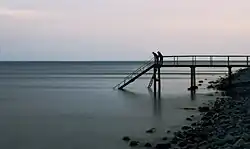 Пляж Южной Озереевки узнаваем по высокому металлическому пирсу