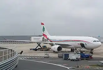 Servair обслуживает самолет A330 авиакомпании Middle East Airlines в аэропорту Шарль-де-Голль в Париже