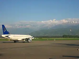 Airbus A320 авиакомпании Air Astana на фоне гор Заилийского Алатау