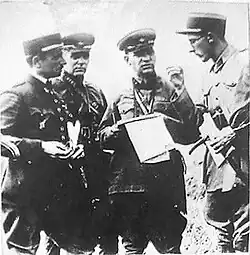 Французские офицеры дают советским представителям пояснения о ходе манёвров. В центре — А. И. Лизюков (Франция, Шампань, 1935 год).