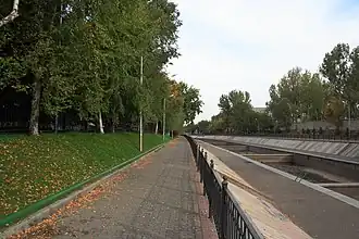 Прогулочная дорожка рядом с набережной реки.