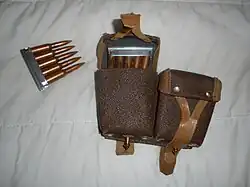 Боекомплект к винтовке Мосина, снаряжённый в обоймы и уложенный в патронные сумки.