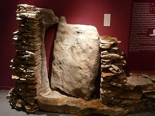 Дольмен Мотт-де-ла-Жакий в Ангулемском музее (реконструкция)