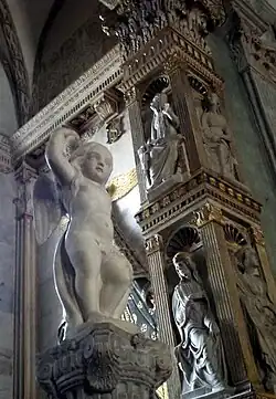 Капелла ангелов. Путто на колонне. Агостино ди Дуччо