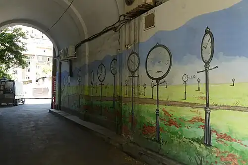 Одна из расписанных подворотен дома