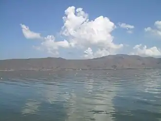 Вид на хребет Арегуни с полуострова Севанаванк