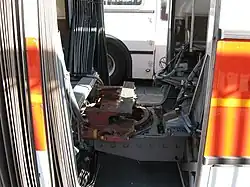 Шарнирный узел сочленённого автобуса («гармошка» и конструкции пола сняты). На фото — троллейбус New Flyer E60