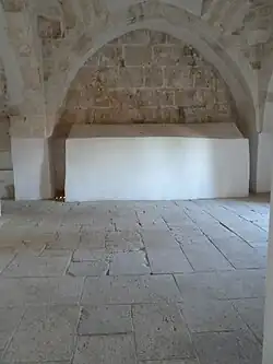 Верхняя, дальняя, отделенная часть горницы Тайной Вечери. Туда ведут несколько каменных ступеней и еще одна дверь. Она находится точно над гробницей Давида и обычно закрыта.