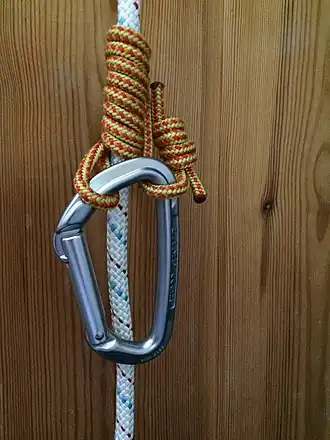 Необходимый отрезок репшнура соединяют грейпвайном, и получившейся петлёй обматывают основную верёвку, вщёлкивая пару концевых петель в карабин