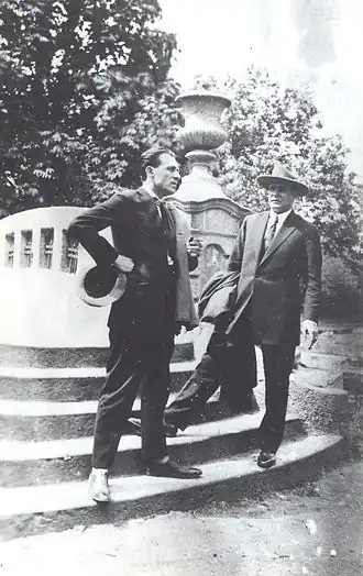 Дечко Узунов (слева) с писателем Сираком Скитником в софийском парке Борисова градина (болг.) (до 1943)