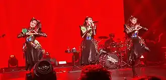 BABYMETAL выступают в концертном зале Ancienne Belgique в Брюсселе 4 декабря 2023 года