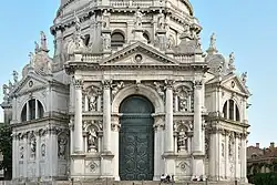 Базилика Санта-Мария-делла-Салюте. Центральный портал