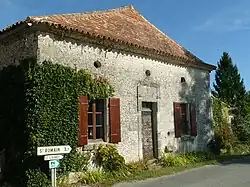 Дом возле церкви