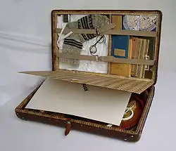 Михаил Бенсман. Biography 1983-90/Дело № 1529, Москва – Берлин, 2010. Картонный футляр 60×38×12 см, чемодан, предметная композиция, артефакты, документы, изъятая при обыске литература, вещи ссыльного, смешанная техника