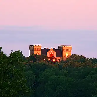 Верхняя часть замка, возвышающаяся над лесом