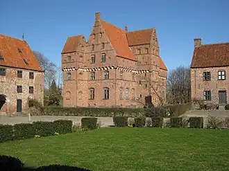 Вид замка и соседних зданий