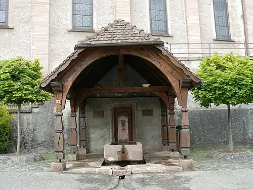 Фонтан возле церкви