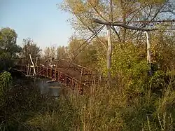 Пешеходный мост через реку Тускарь в деревне Мешково