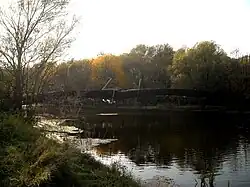 Пешеходный мост через реку Тускарь, вид с левого берега выше по течению