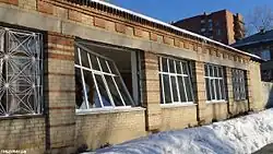 Сломанное окно и разбитые стекла от ударной волны