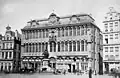 Здание на фотографии после 1864 года. Виден фонтан графов Эгмонта и Горна.