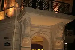 Скульптуры гарпий под балконом, смотрящим на северо-запад