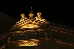 Скульптуры путти, смотрящих на северо-восток