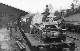 Германский воинский поезд в 1943 году. На переднем плане САУ Marder I