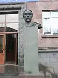 Памятник Валерию Брюсову в Ереване, перед зданием ЕГЛУ
