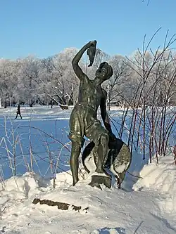 Статуя мальчика с рыбкой зимой
