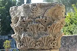 Капитель с менорой из синагоги Капернаума